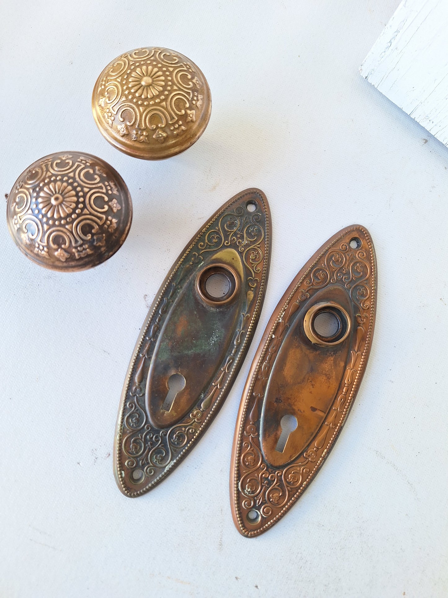 Antique Oval Backplates with Daisy Design Brass Doorknobs, Flower Design Door Hardware in Antique Bronze 040902