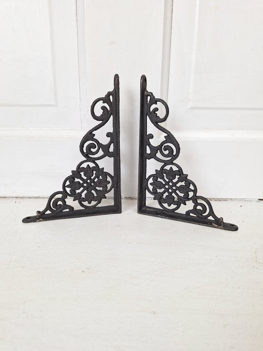 2 Small Shelf Brackets, Pair of Cast Iron Brackets, Victorian Shelf Supports, Metal Corbels, Architectural Salvage 080603