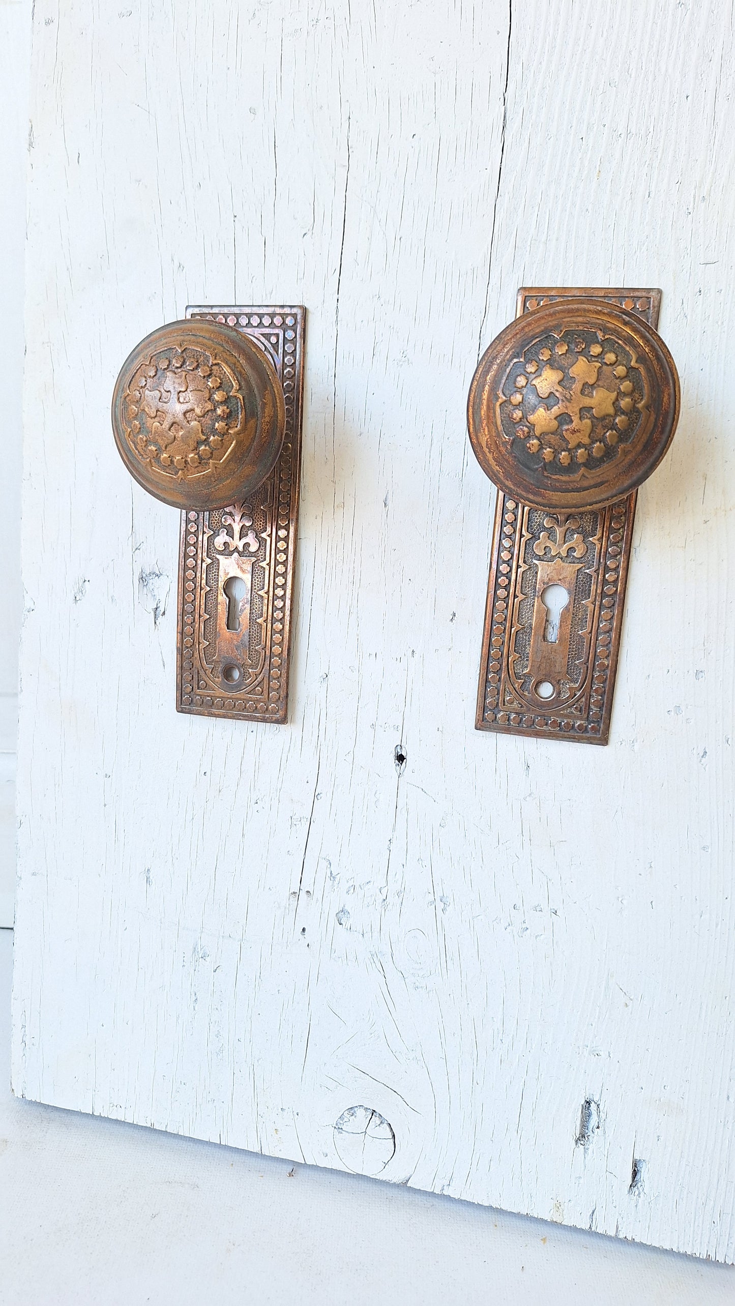 Century Pattern Door Hardware, Eastlake Backplate and Doorknobs, Back Plates and Door Knob Antique Hardware, Stamped Brass Antique 110102