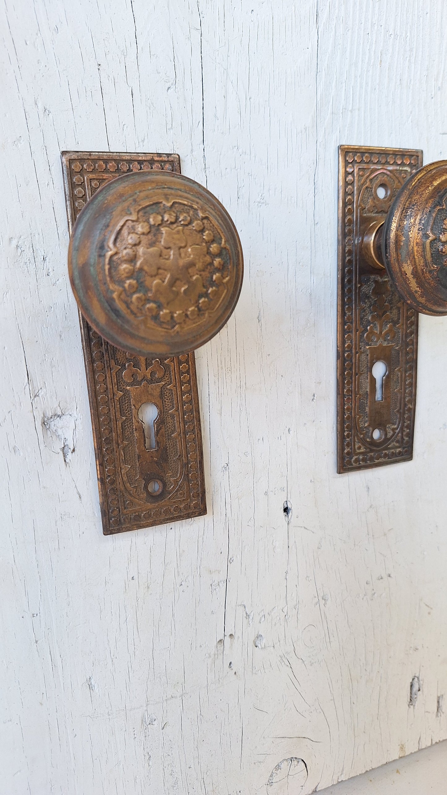 Century Pattern Door Hardware, Eastlake Backplate and Doorknobs, Back Plates and Door Knob Antique Hardware, Stamped Brass Antique 110102