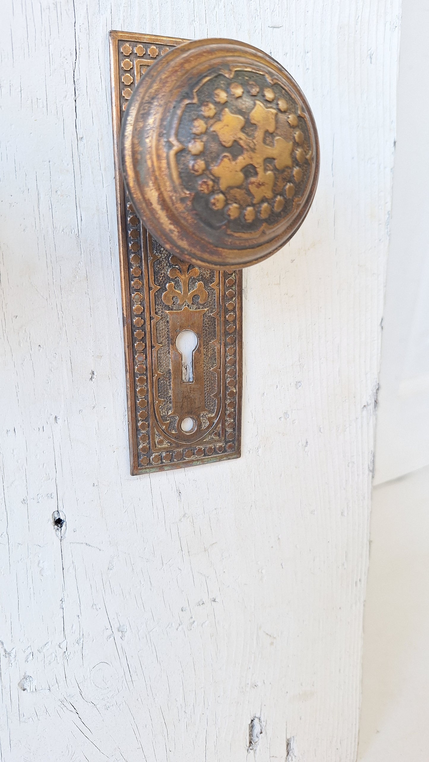 Century Pattern Door Hardware, Eastlake Backplate and Doorknobs, Back Plates and Door Knob Antique Hardware, Stamped Brass Antique 110102