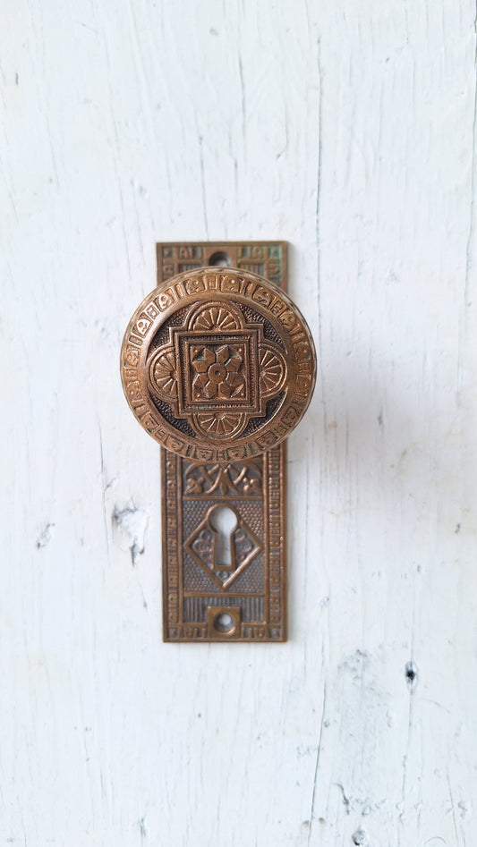 Floral Eastlake Pattern Door Hardware Set, Antique Bronze Design Back Plate and Doorknob Set, Antique Door Hardware 040510