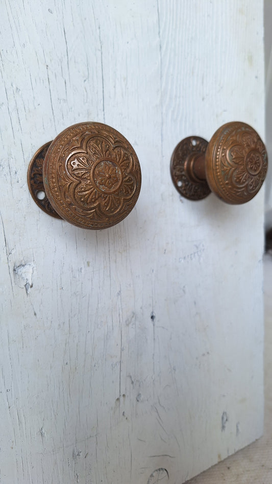 Pair of Antique Palmette Design Doorknobs, Antique Bronze Flower Pattern Door Knobs, Bronze Ornate Door Hardware 050701
