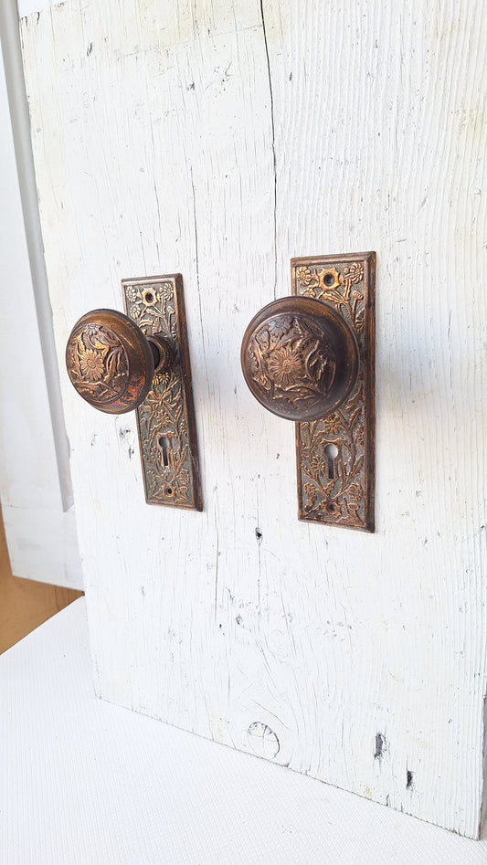 Daisy Design Doorknobs and Plate Set, Antique Flower Design Bronze Door Hardware 082103