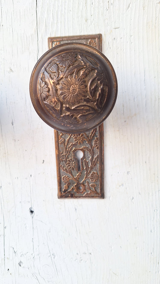 Daisy Design Doorknobs and Plate Set, Antique Flower Design Bronze Door Hardware 082103