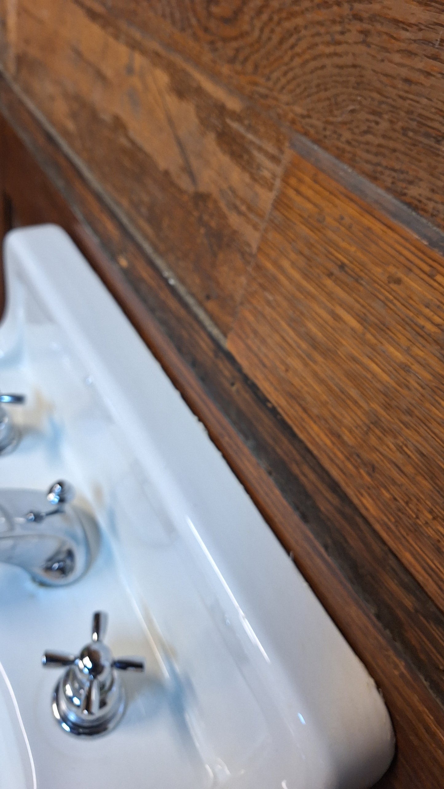 Vintage Peg Leg Sink: Porcelain 1930s Pedestal Sink