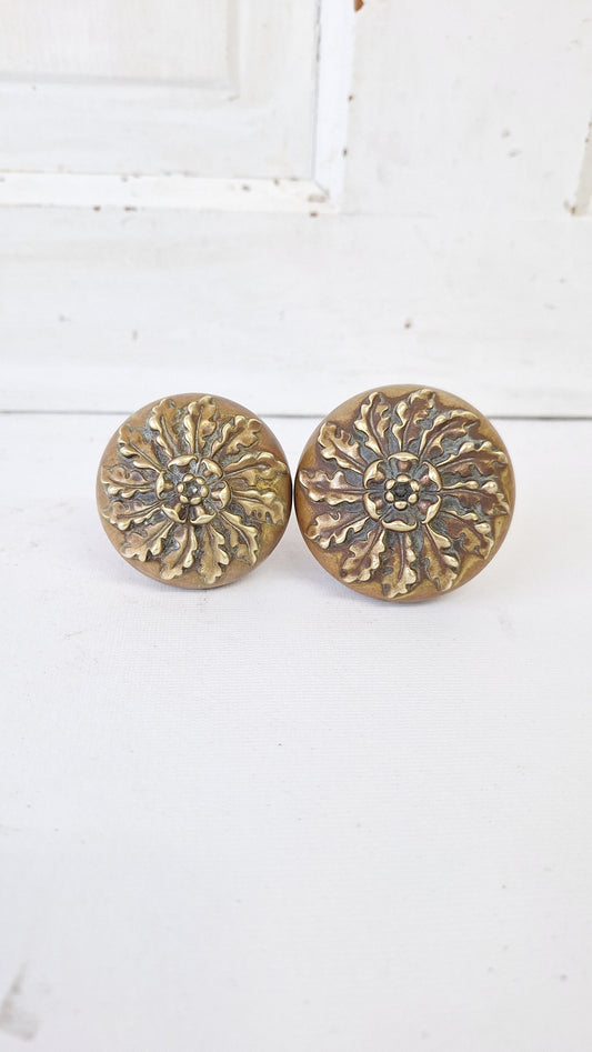 Vericchio Pattern Doorknob Set, Large and Passage Size Door Knobs