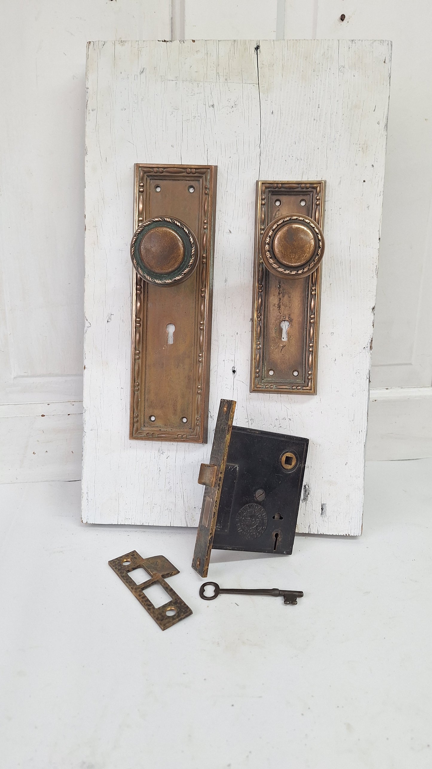 Complete Entry Knob & Plate Set, Front Door Knobs and Backplates with Lock