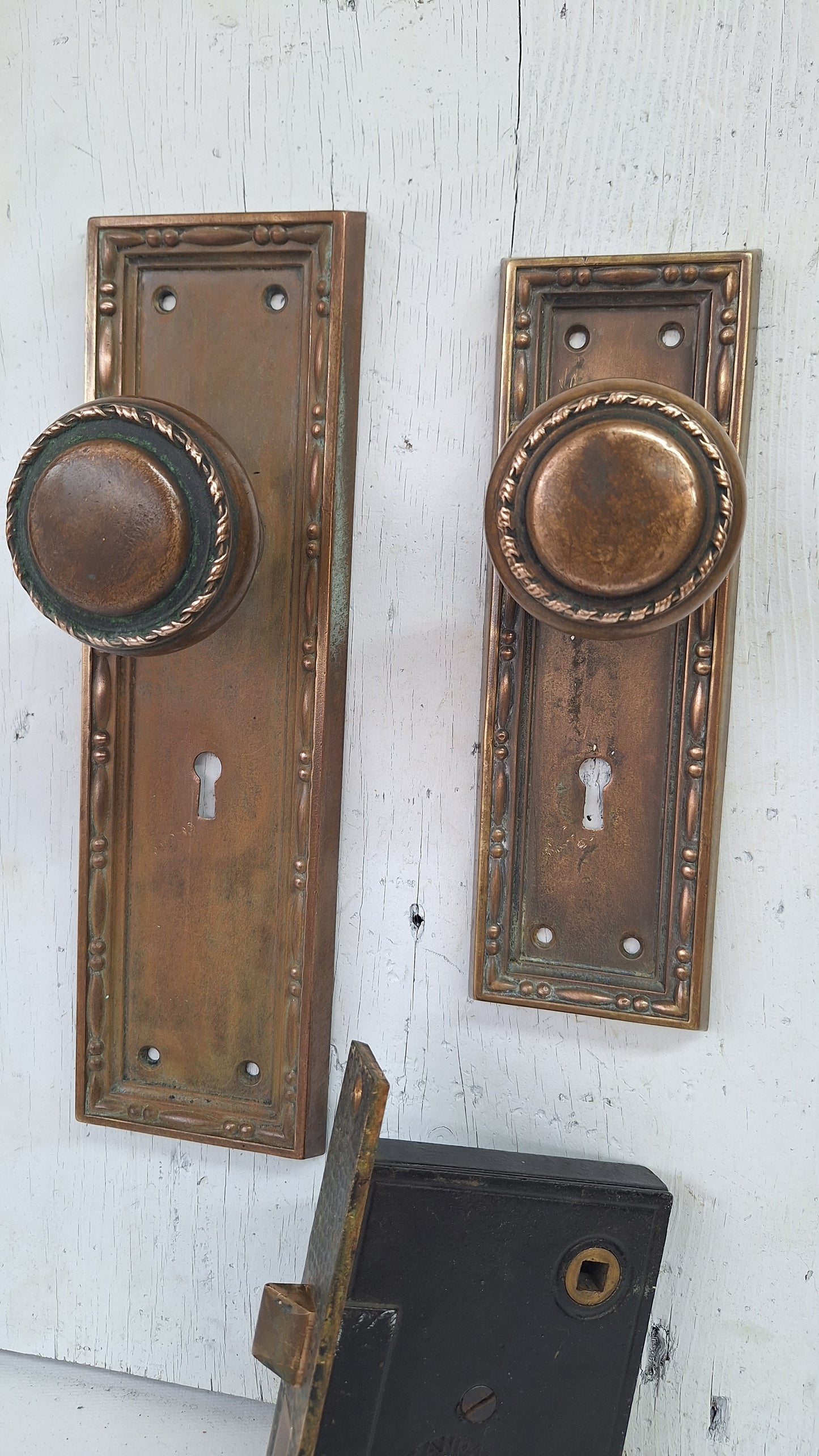 Complete Entry Knob & Plate Set, Front Door Knobs and Backplates with Lock