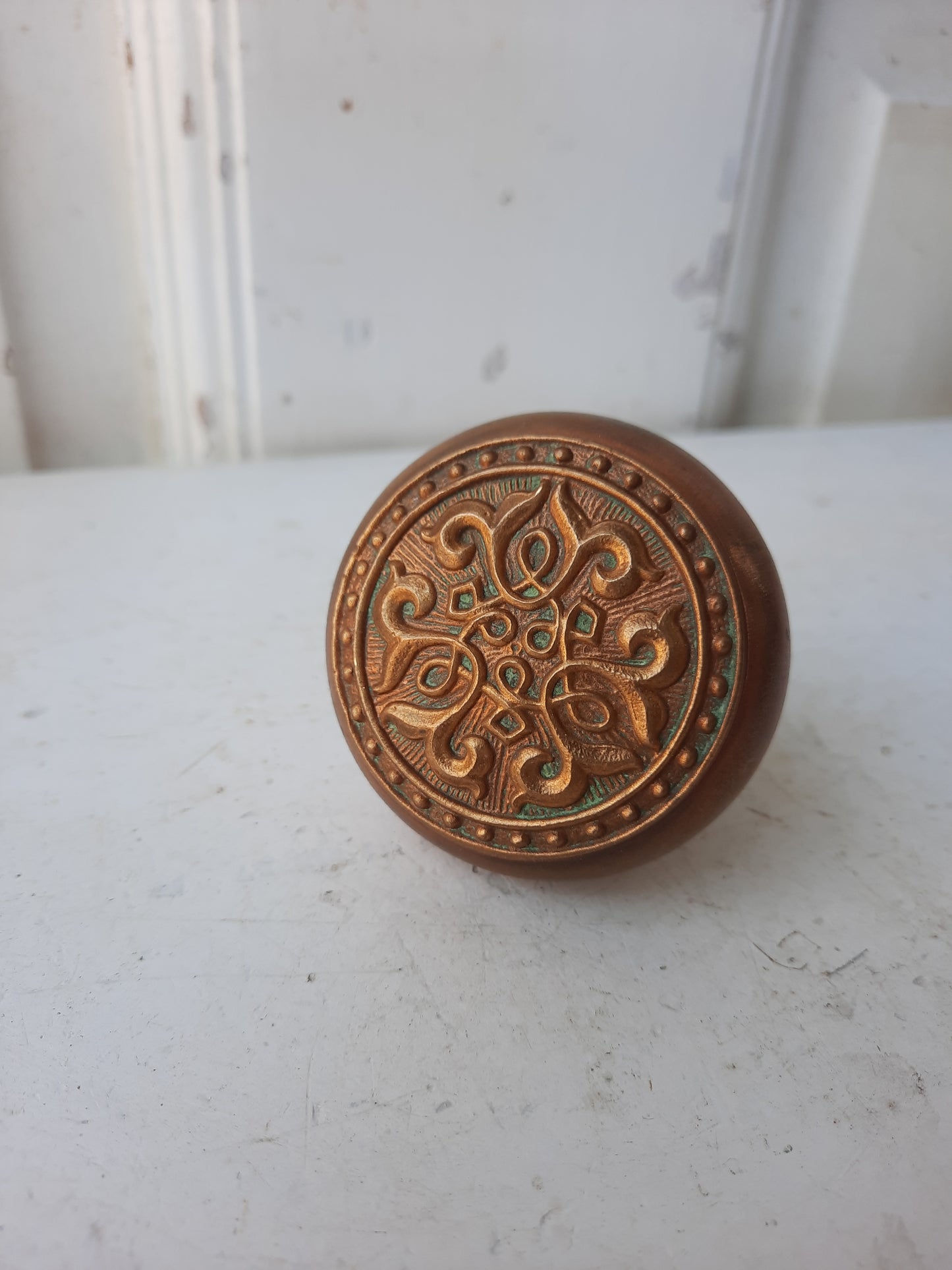 Antique Doorknob with Interlocking Loop Design, Swirl Pattern Bronze Door Knob